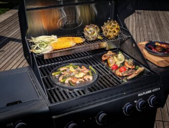 Rösle Allflame Hero 6 Gasgrill mit Primezone beim Einsatz im Garten