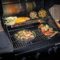 Rösle Allflame Hero 6 Gasgrill mit Primezone beim Einsatz im Garten