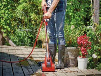 Einhell PICOBELLA Akku-Oberflächenbürste beim Reinigen einer Terrasse