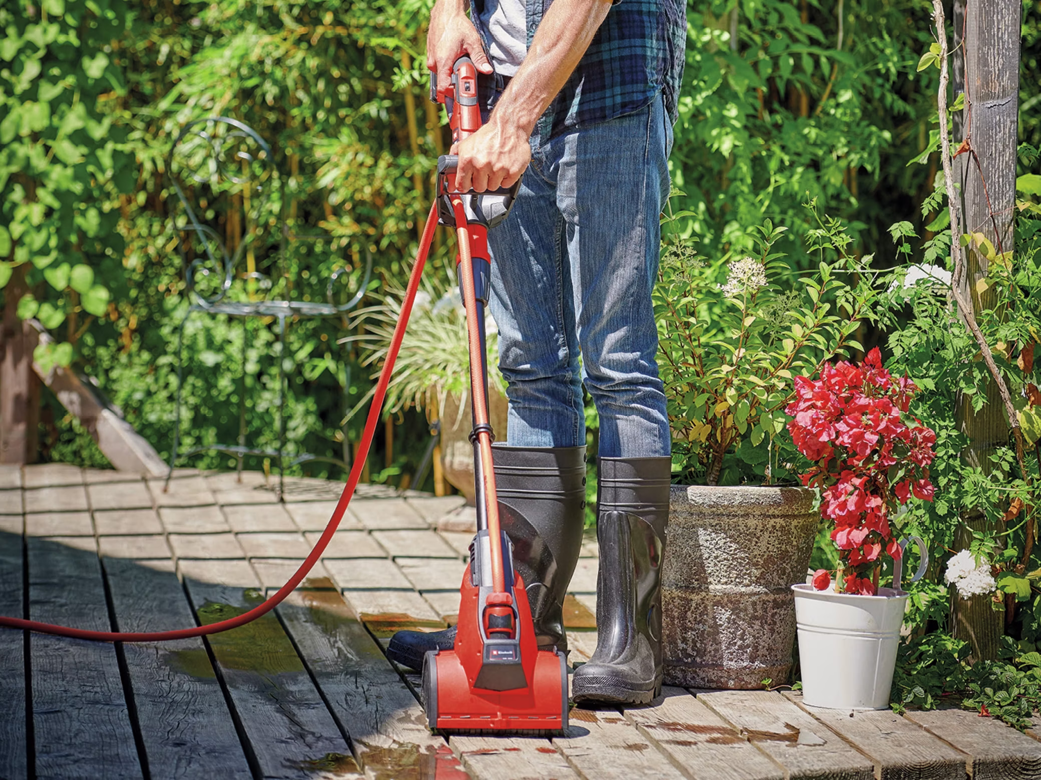 Einhell PICOBELLA Akku-Oberflächenbürste beim Reinigen einer Terrasse