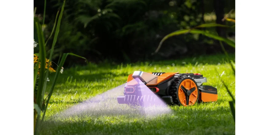 WORX Landroid Vision M800 Mähroboter beim Mähen eines Gartens