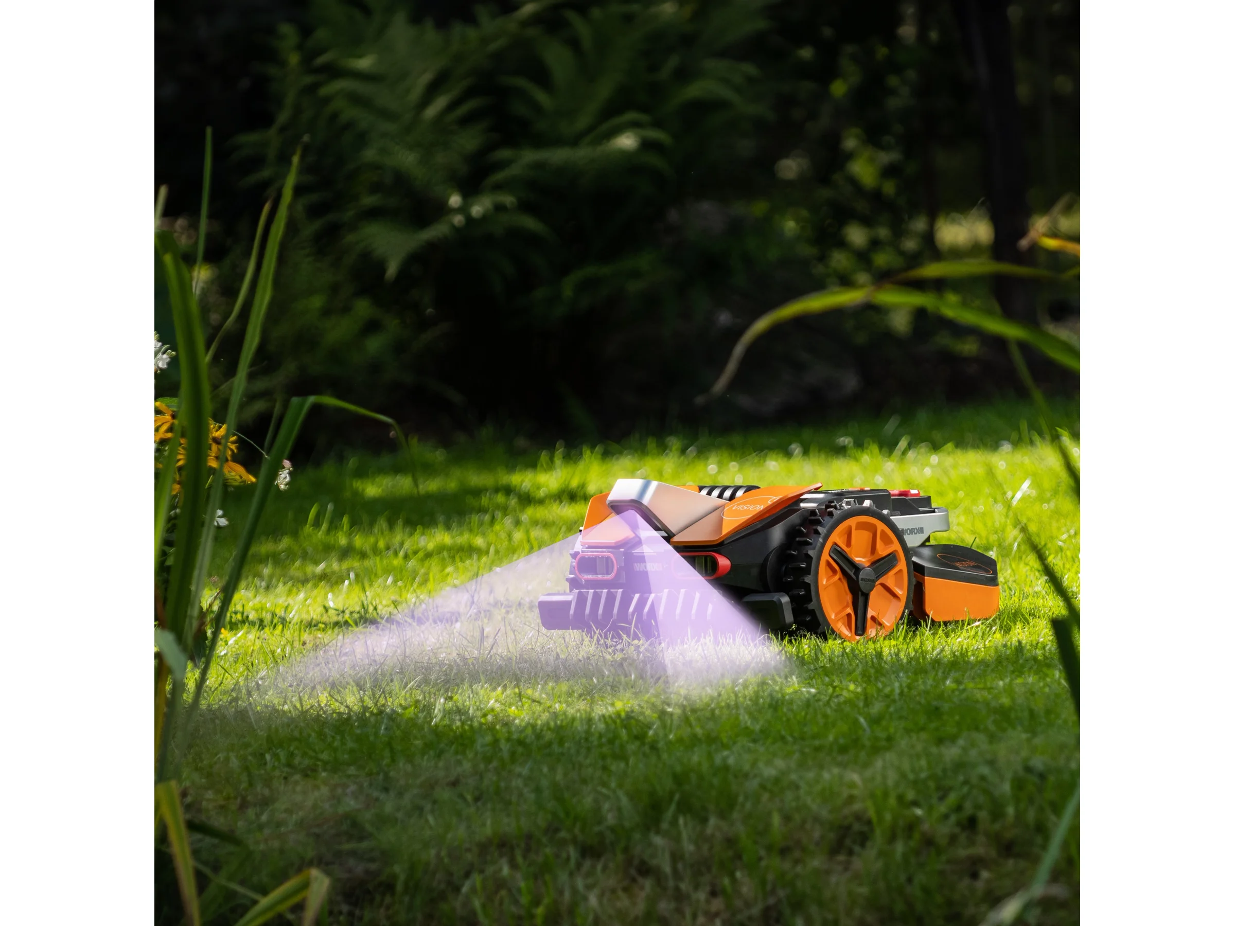 WORX Landroid Vision M800 Mähroboter beim Mähen eines Gartens