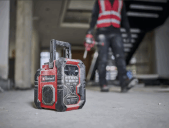 Einhell Akku-Baustellenradio TE-CR 18 Li auf der Werkbank – robustes Radio für Baustelle und Werkstatt