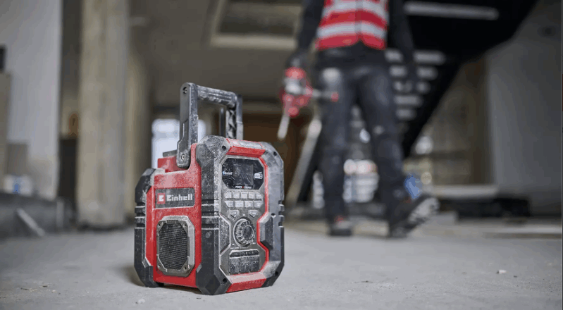 Einhell Akku-Baustellenradio TE-CR 18 Li auf der Werkbank – robustes Radio für Baustelle und Werkstatt