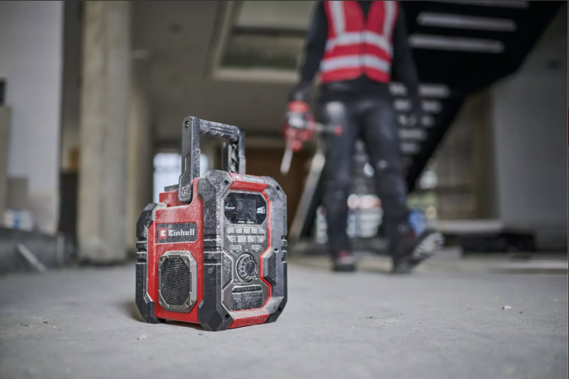 Einhell Akku-Baustellenradio TE-CR 18 Li auf der Werkbank â robustes Radio fĂŒr Baustelle und Werkstatt