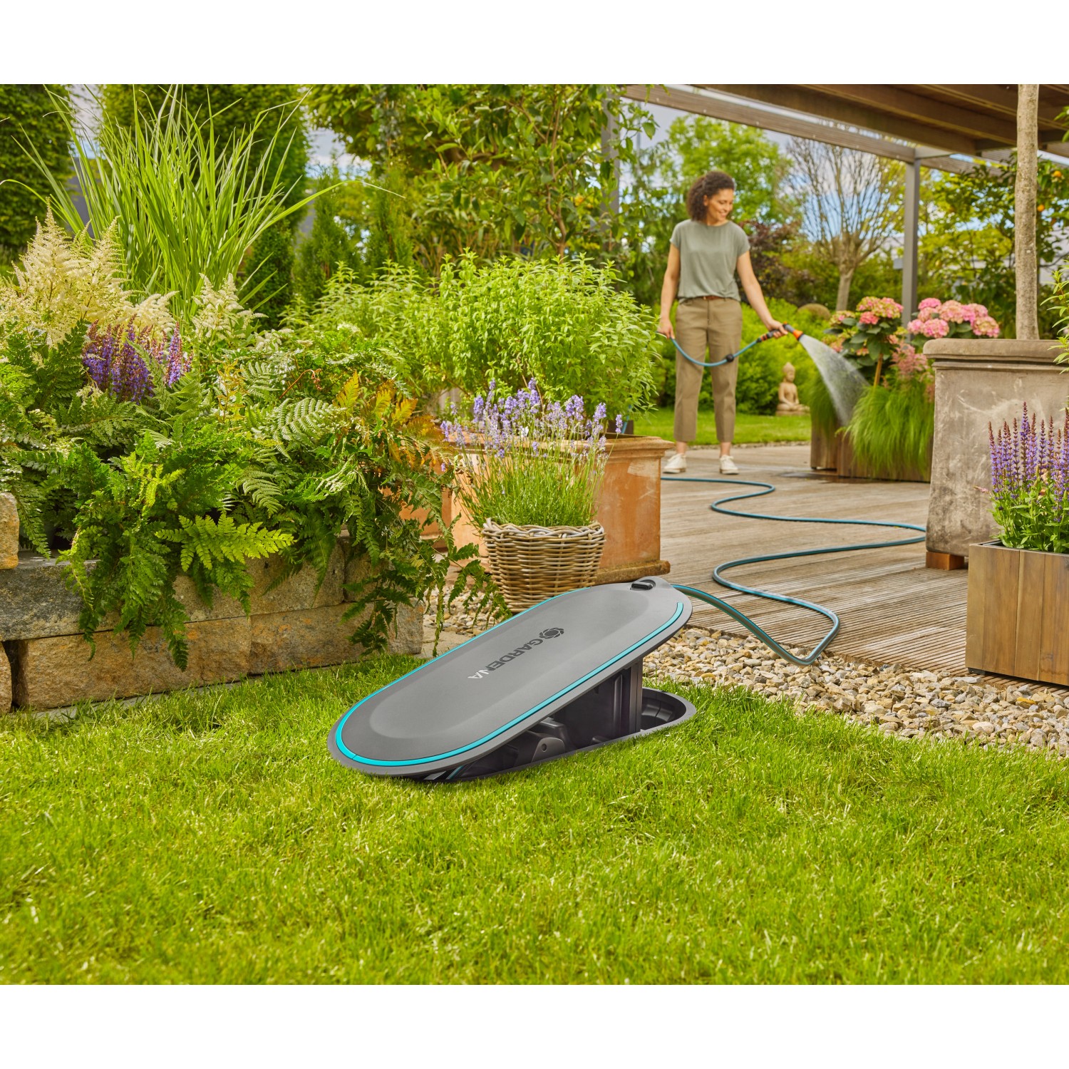 Gardena Undercover Schlauchbox im eingebauten Zustand im Garten