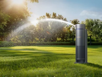 Aiper IrriSense smartes Sprinklersystem im Garten platziert
